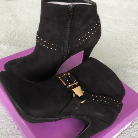 Black ankle heeled boots Size 7 1/2 - Picture 2 of 7
